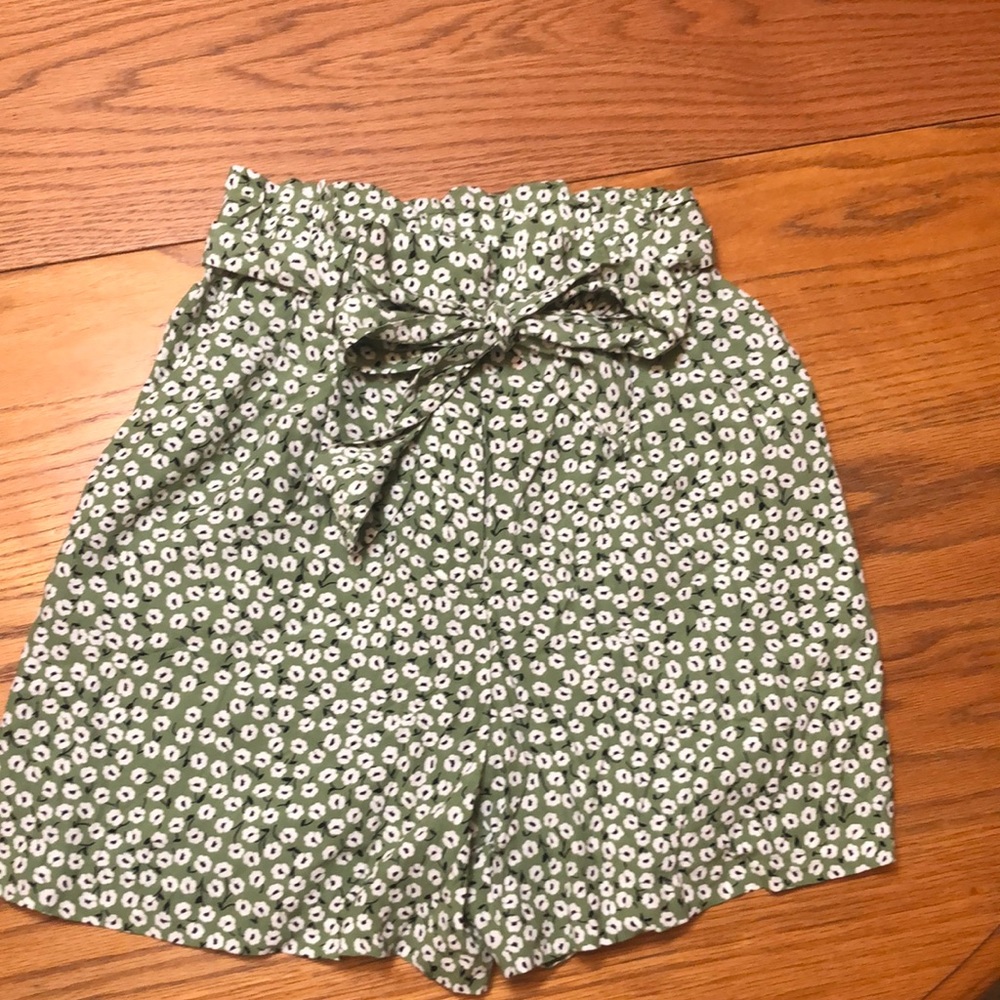 H&M size 4 Paper bag shorts with fabric tie belt
